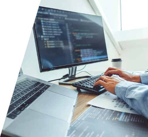 Акция: скидка 10 % на сопровождение Человек работающий за компьютером