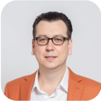 Заказать современный и функциональный сайт — обращайтесь в SeoVolga Артем Чусов - генеральный директор в оранжевом пиджаке улыбается и приветственно разводит руки.