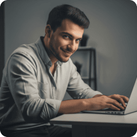 Риск нарваться на мошенников Хитрый мужчина с ноутбуком