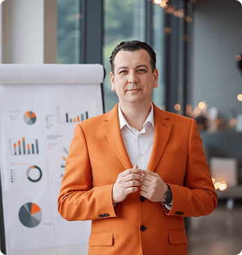 Сайт за 50 000 рублей — готовый проект «под ключ» Мужчина в оранжевом пиджаке стоит рядом с доской